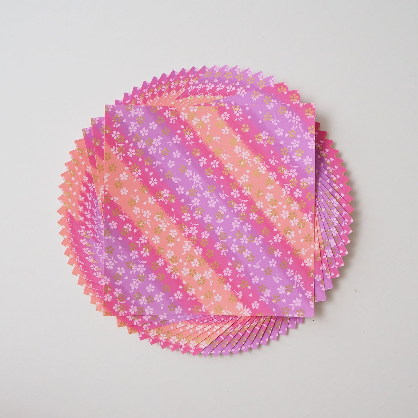 Paquete de 20 hojas de papel Yuzen Washi Origami de 14x14 cm HZ-447 - Rayas pequeñas en tonos morados y flores de cerezo