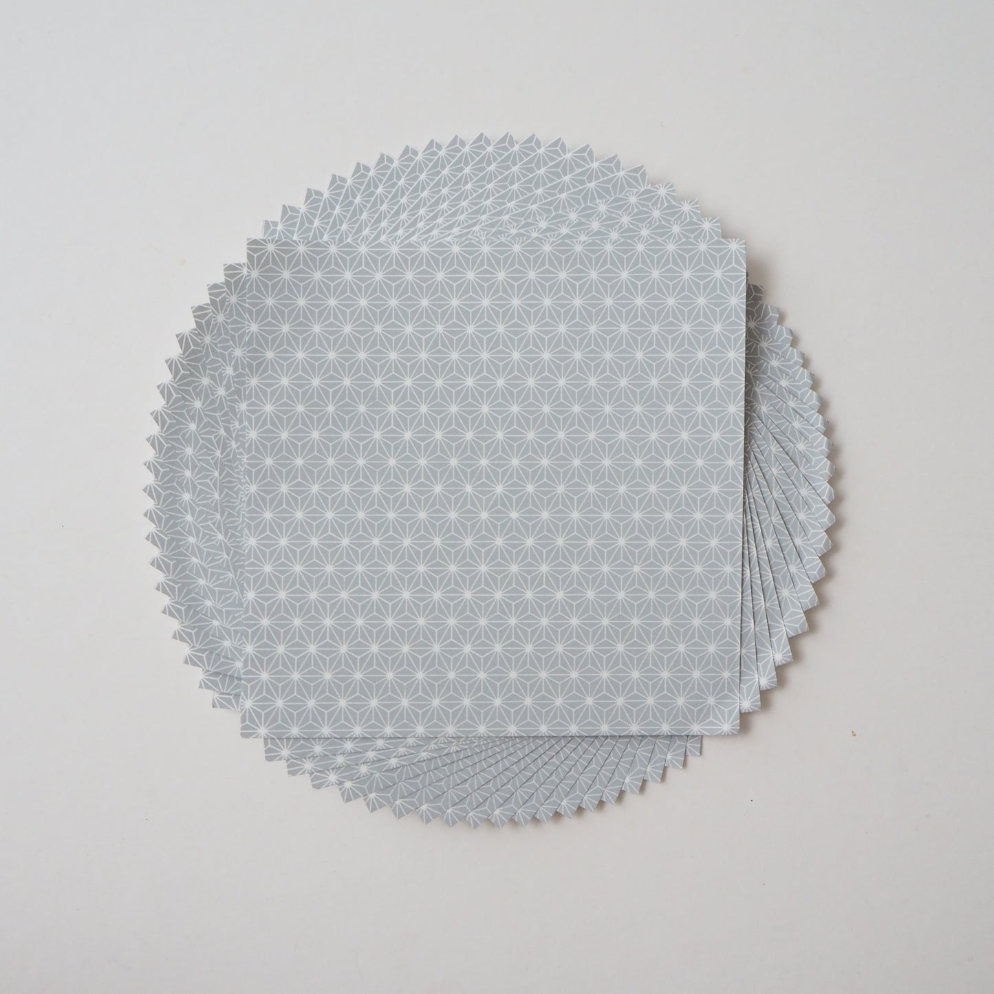 Paquete de 20 hojas de papel Yuzen Washi Origami HZ-415 de 14x14 cm - Hoja de cáñamo gris