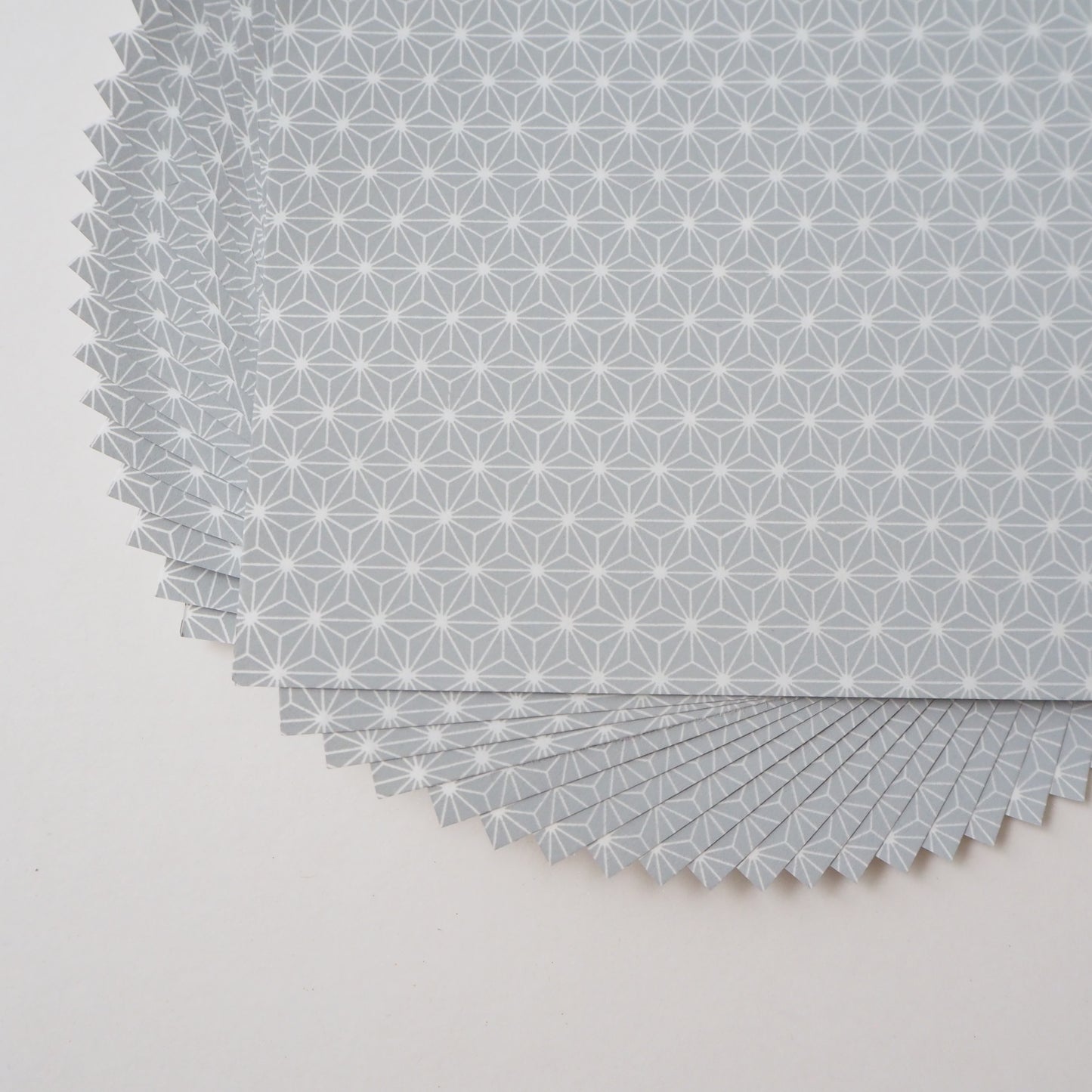 Paquete de 20 hojas de papel Yuzen Washi Origami HZ-415 de 14x14 cm - Hoja de cáñamo gris