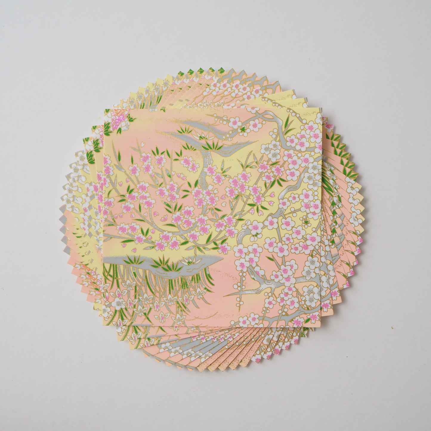 Paquete de 20 hojas de papel para origami Yuzen Washi de 14x14 cm HZ-420 - Flor de cerezo primaveral y bambú