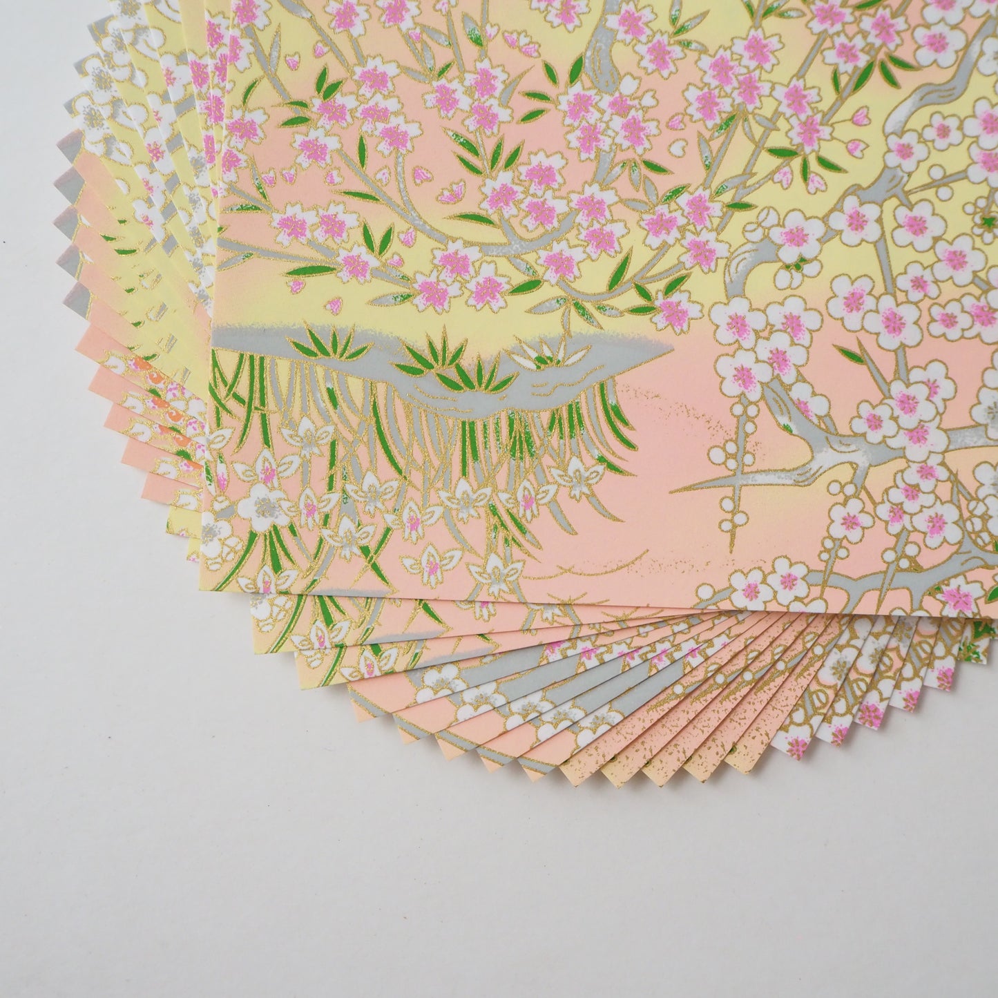 Paquete de 20 hojas de papel para origami Yuzen Washi de 14x14 cm HZ-420 - Flor de cerezo primaveral y bambú