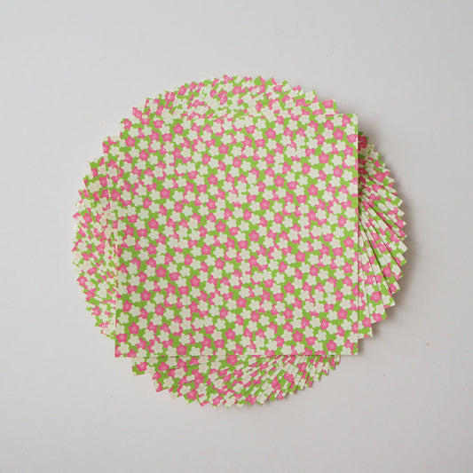 Paquete de 20 hojas de papel Yuzen Washi Origami HZ-336 - Flores de ciruelo pequeñas Matcha 14x14cm