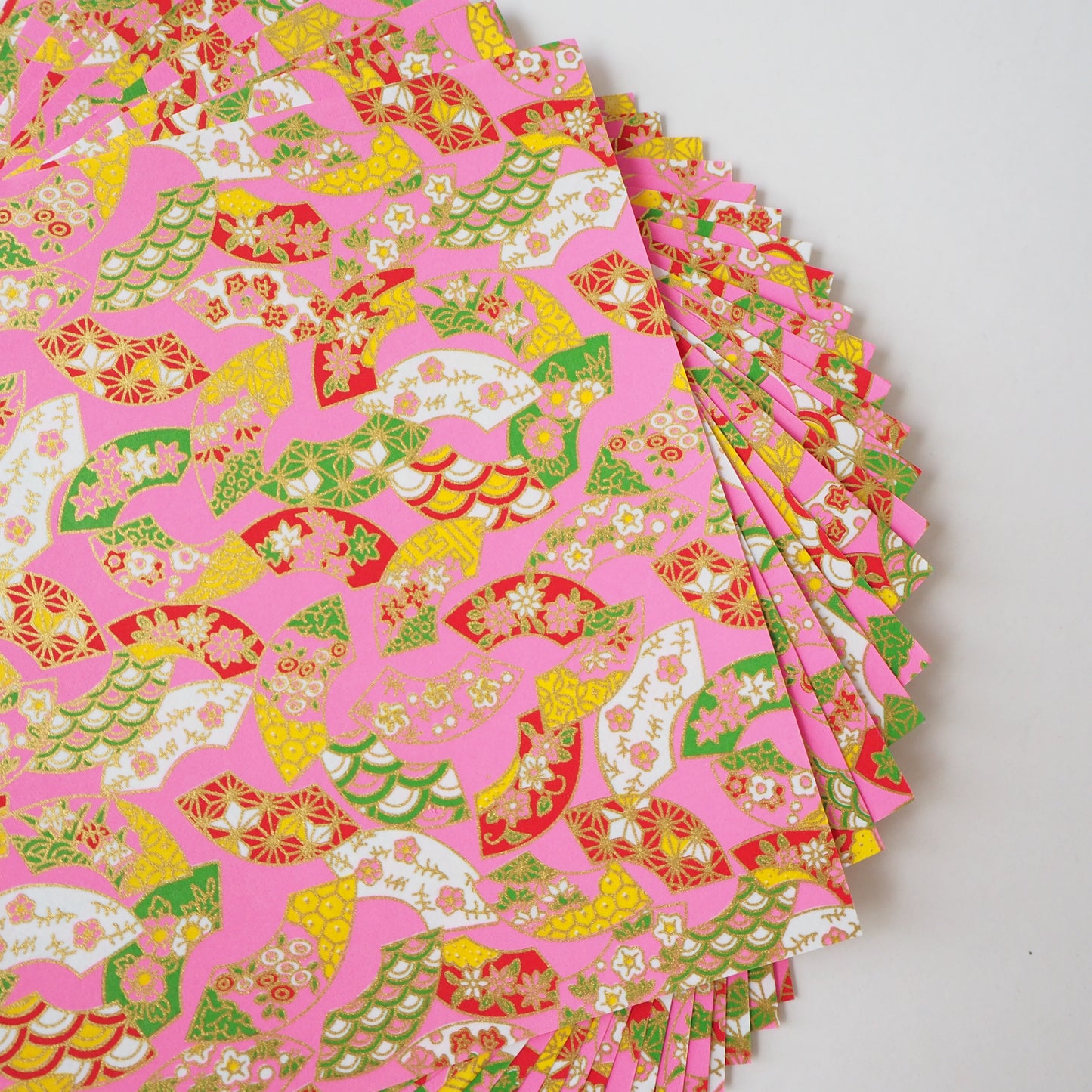 Paquet de 20 feuilles 14x14 cm papier origami Yuzen Washi HZ-364 - Éventails floraux rose