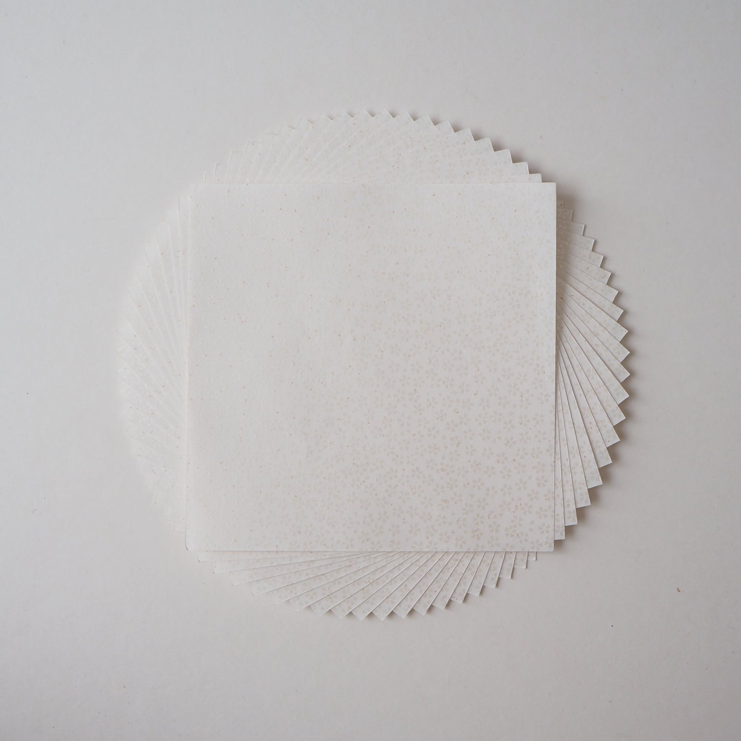 Paquete de 20 hojas de papel Yuzen Washi Origami de 14x14 cm HZ-349 - Flor de cerezo plateada pequeña
