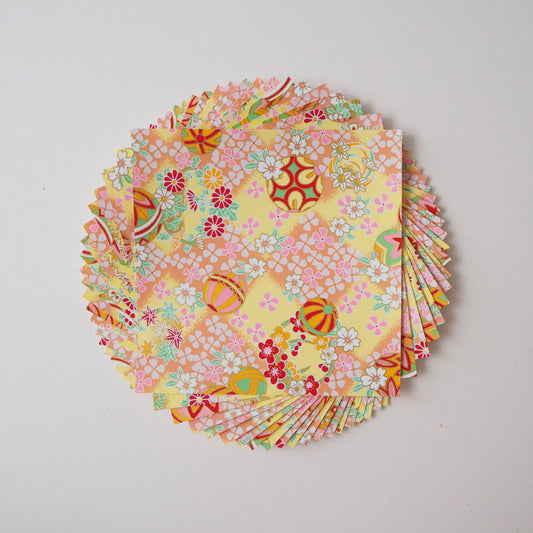 Paquet de 20 feuilles 14x14 cm Papier Origami Yuzen Washi HZ-284 - Boules de fil Temari &amp; Fleur de cerisier jaune