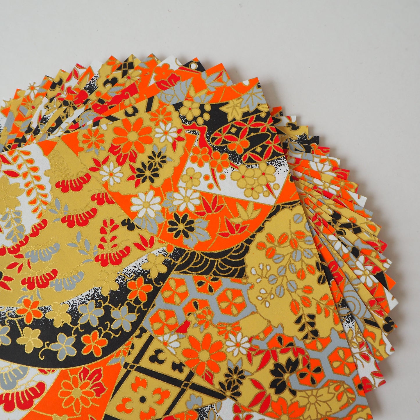 Paquet de 20 feuilles de papier origami Yuzen Washi 14x14 cm HZ-228 - Orange magnifique