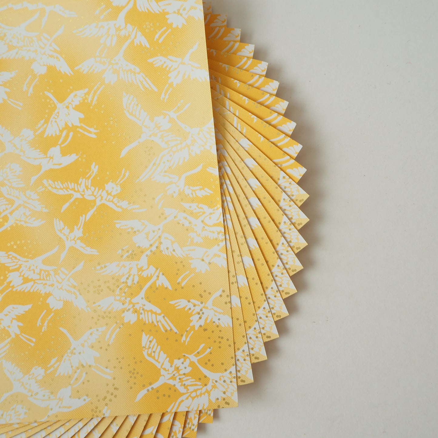 Paquet de 20 feuilles 14x14 cm Papier Origami Yuzen Washi HZ-091 - Grues Jaune Ensoleillé