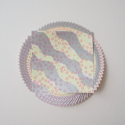 Paquet de 20 feuilles 14x14 cm Papier Origami Yuzen Washi HZ-489 - Petites fleurs de cerisier vagues jaunes et argentées