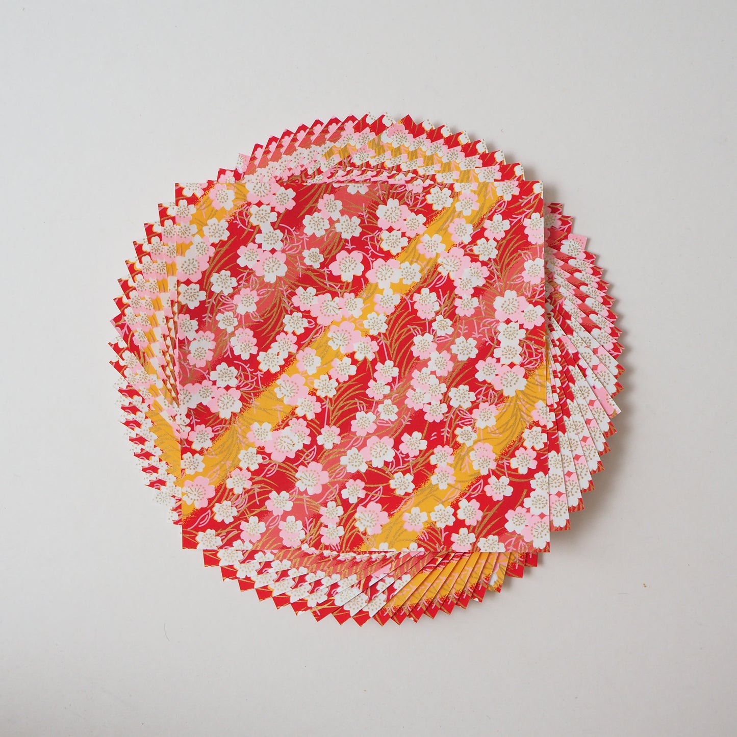 Paquet de 20 feuilles de papier origami Yuzen Washi 14x14 cm HZ-186 - Fleurs de cerisier à rayures rouges et oranges