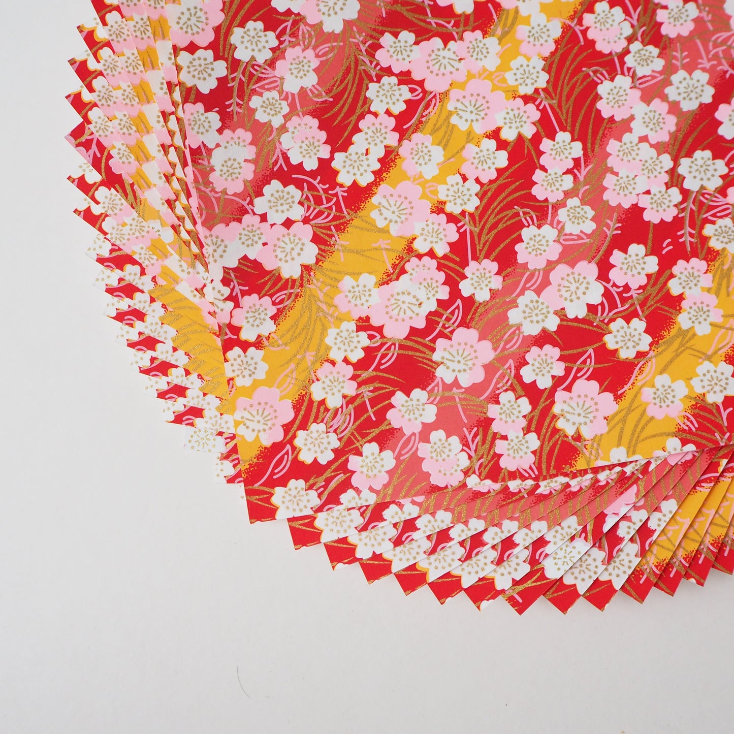 Paquet de 20 feuilles de papier origami Yuzen Washi 14x14 cm HZ-186 - Fleurs de cerisier à rayures rouges et oranges