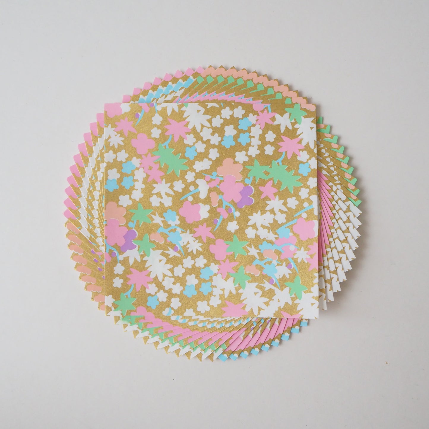 Paquet de 20 feuilles 14x14cm Papier Origami Yuzen Washi HZ-062 - Fleurs Pastel Or