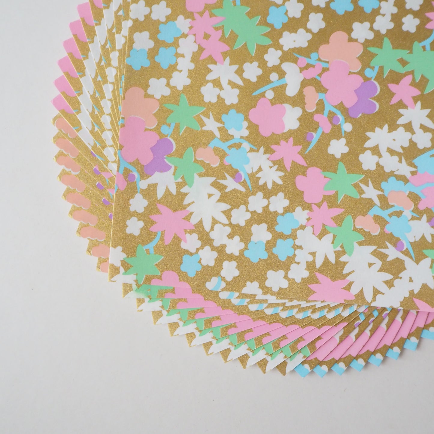 Paquet de 20 feuilles 14x14cm Papier Origami Yuzen Washi HZ-062 - Fleurs Pastel Or