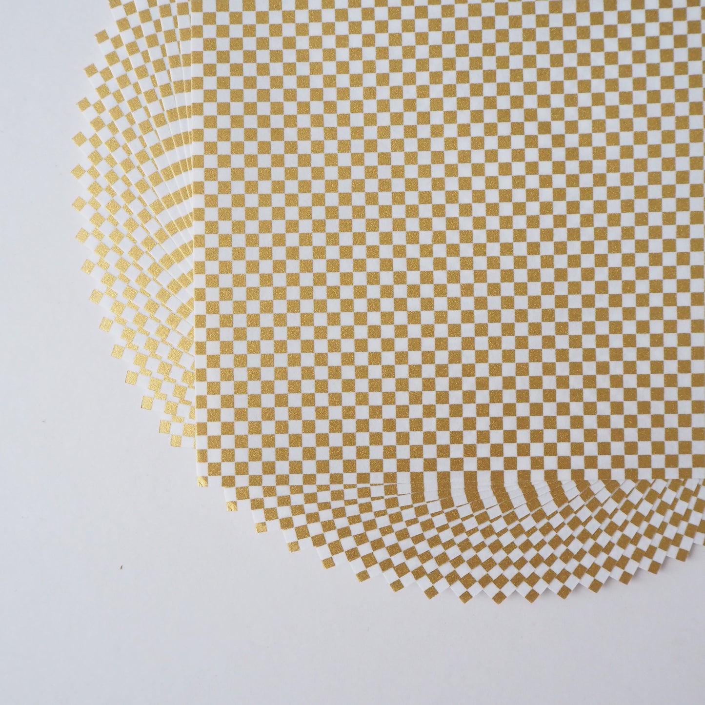 Paquet de 20 feuilles de papier origami Yuzen Washi 14x14 cm HZ-051 - Damier doré (S)