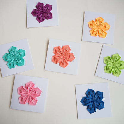 Carte de vœux de fleur d’origami faite à la main