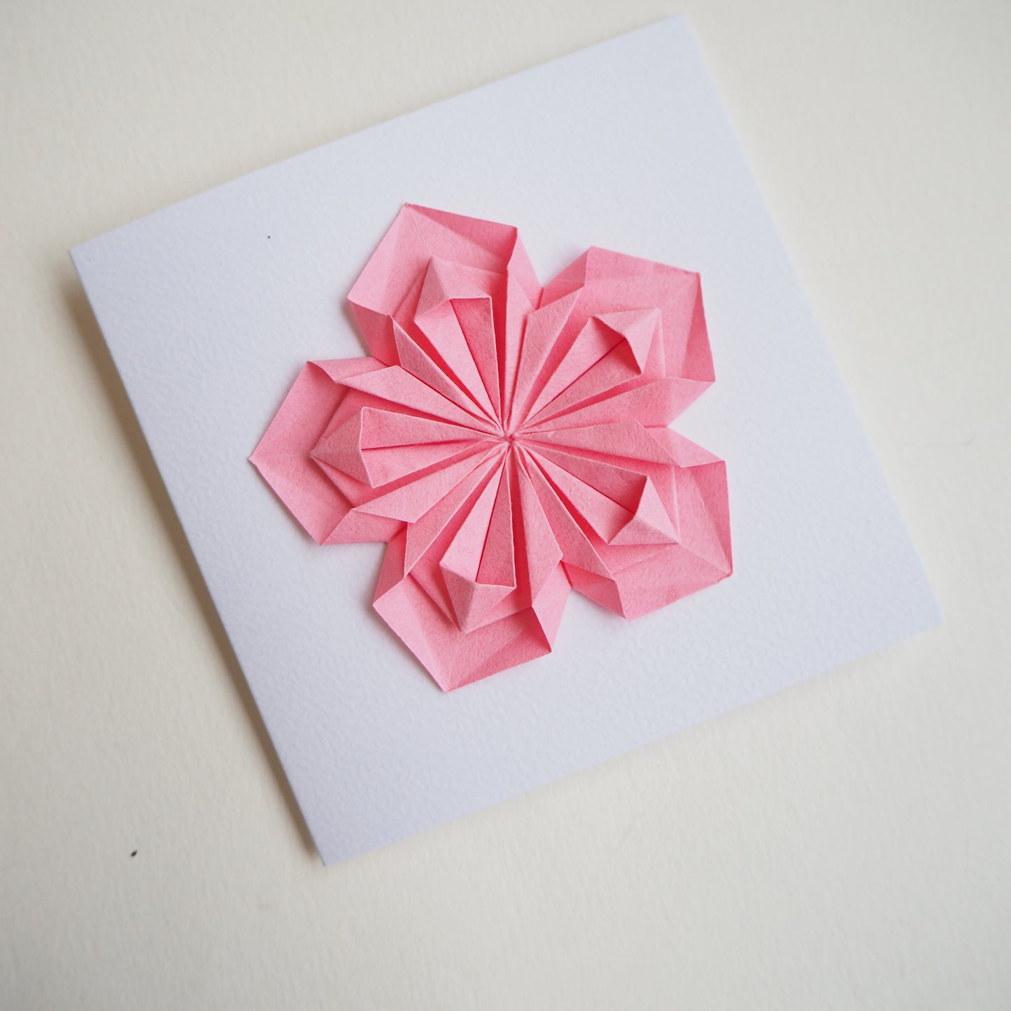 Carte de vœux de fleur d’origami faite à la main