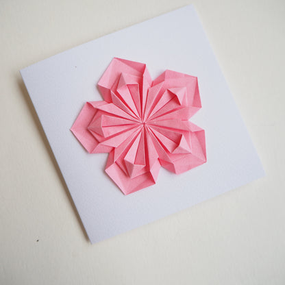 Carte de vœux de fleur d’origami faite à la main
