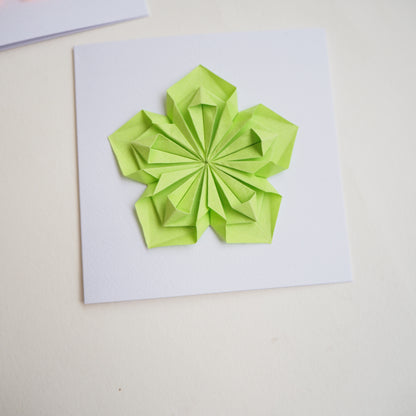 Carte de vœux de fleur d’origami faite à la main