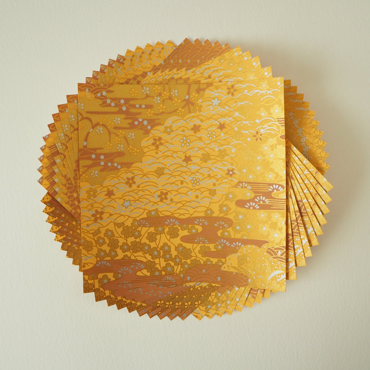 Paquet de 20 feuilles de papier origami Yuzen Washi 14x14cm HZ-041 - Jardin de vagues de mer dorées
