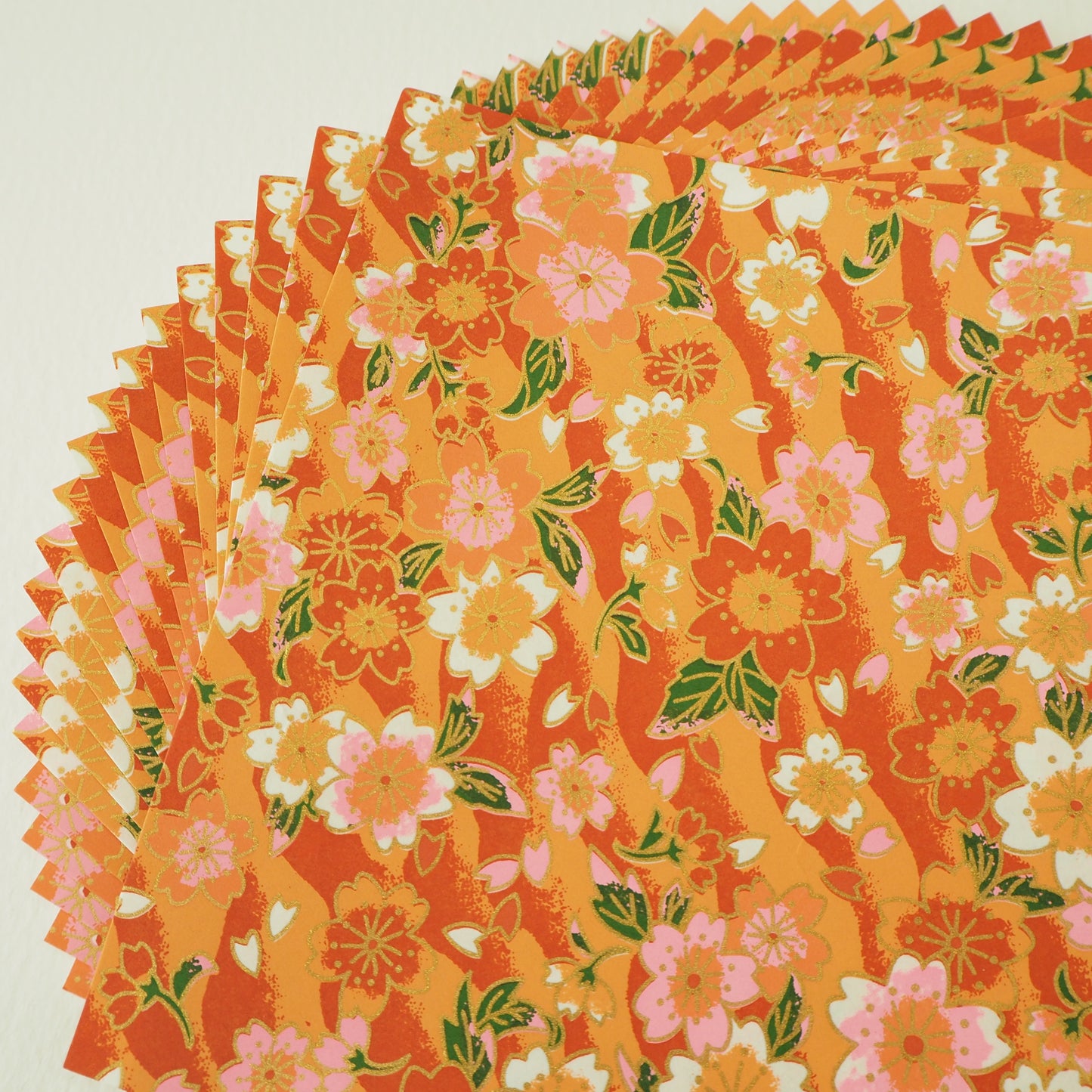 Paquet de 20 feuilles de papier origami Yuzen Washi 14x14 cm HZ-233 - Nuance orange florale