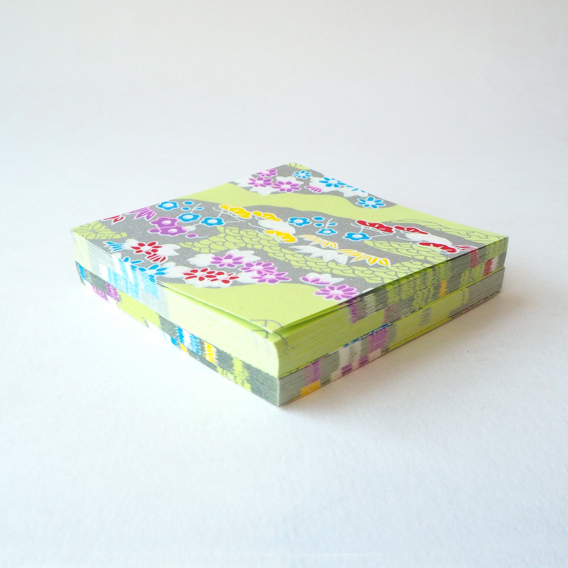 Pack of 100 Sheets 7x7cm Yuzen Washi Origami Paper HZ-098 - Silver Flower Field - washi paper - Lavender Home London