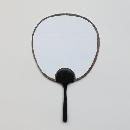 Tarjeta de felicitación pequeña abanico Uchiwa - Mujer junto a la ventana 